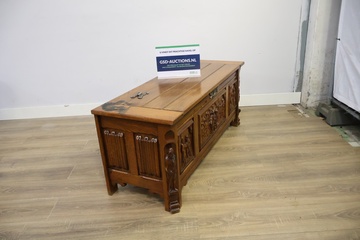 Afbeelding van Antieke sierkist met gesneden decoratie