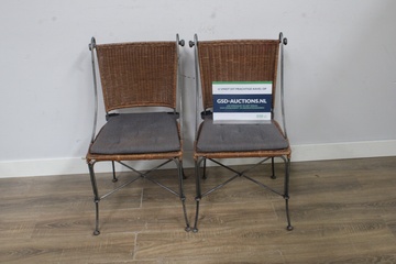 Afbeelding van Twee rotan stoelen met kussens