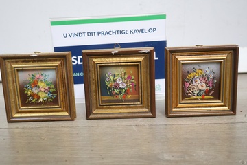 Afbeelding van Set van drie kleine ingelijste bloemenschilderijtjes