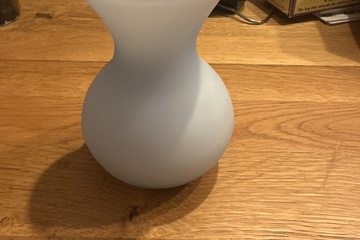 Afbeelding van Vaasje melkglas met lichte blauwe gloed