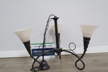 Afbeelding van Driearmige hanglamp met glazen kap'