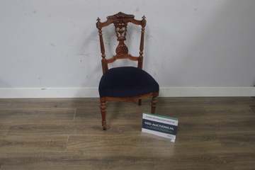 Afbeelding van Antieke houten stoel met blauw fluwelen zitting