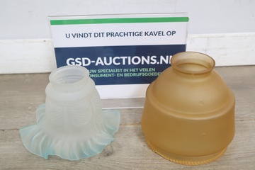 Afbeelding van Set van twee vintage glazen lampenkappen'