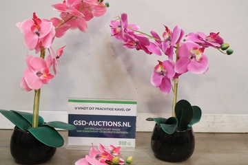 Afbeelding van Twee kunstbloemen in pot