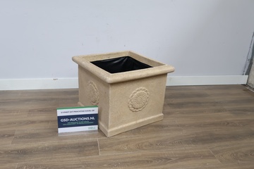 Afbeelding van Vierkante plantenbak met bloemmotief