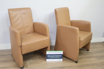 Afbeelding van Set van twee bruine kunstleren fauteuils op wielen