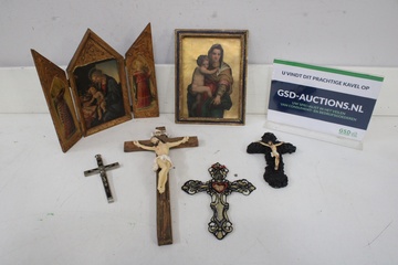 Afbeelding van Religieuze decoraties met kruisbeelden en schilderijen