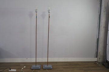 Afbeelding van Set van 2 vintage vloerlampen met opaalglas