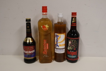 Afbeelding van Vier flessen likeur en drank