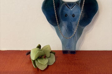 Afbeelding van Handgemaakte glazen bloem en olifant  als muur decoratie