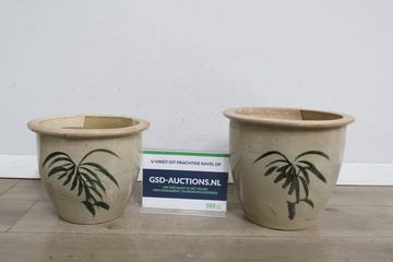 Afbeelding van Twee grote bloempotten met olijfgroen bladmotief
