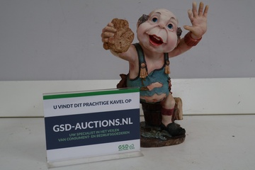Afbeelding van Beeldje van vrolijk jongetje met koek - Laaf Beeld