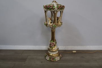 Afbeelding van Decoratieve porseleinen lamp met cherubijntjes