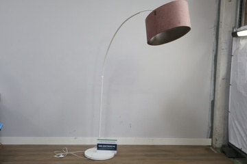 Afbeelding van Staande booglamp met roze lampenkap''