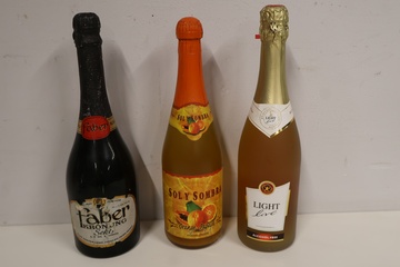Afbeelding van Set van drie flessen dranken