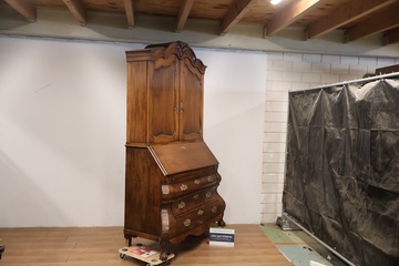 Afbeelding van Antieke houten secretaire met boekenkast