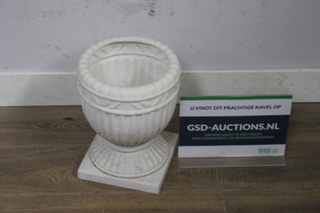Afbeelding van Witte decoratieve plantenpot op sokkel
