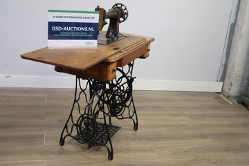 Afbeelding van Antieke Singer naaimachine met houten tafel''
