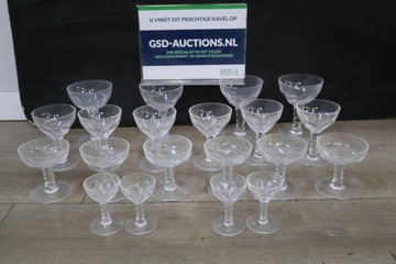 Afbeelding van Set van diverse kristallen glazen met gedraaide steeltjes