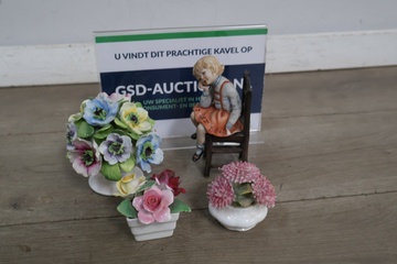 Afbeelding van Porseleinen beeldje van meisje op stoel met bloemenvaasjes