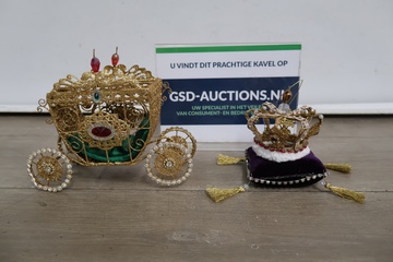 Afbeelding van Decoratieve gouden koets en kroon set