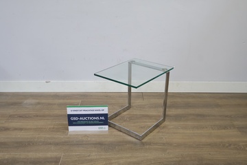 Afbeelding van Modern glazen bijzettafel met RVS frame