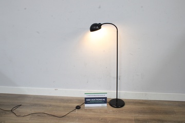 Afbeelding van Zwarte vloerlamp met gebogen arm