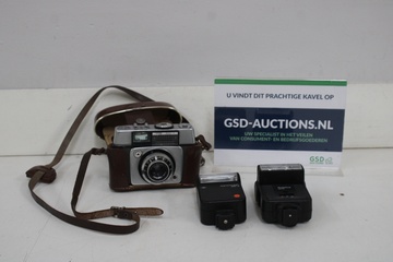 Afbeelding van Agfa camera met leren hoes en twee flitsers