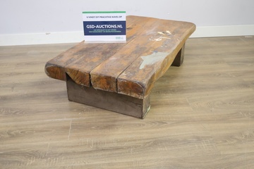 Afbeelding van Robuuste houten salontafel, Bielzentafel 