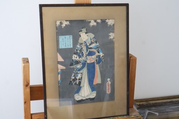 Afbeelding van Ingelijste Japanse prent van figuur in traditionele kleding