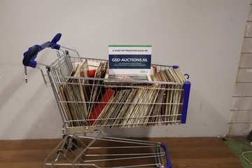 Afbeelding van Winkelwegen vol met verschillende LP's en vinyl platen