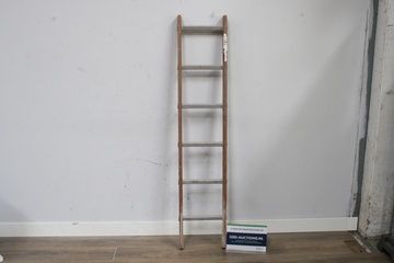 Afbeelding van Houten ladder met metalen sporten