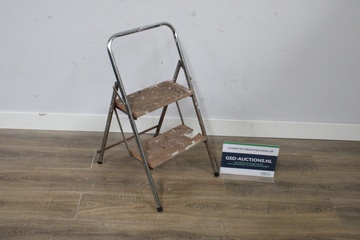 Afbeelding van Kleine houten trapladder met metalen frame'