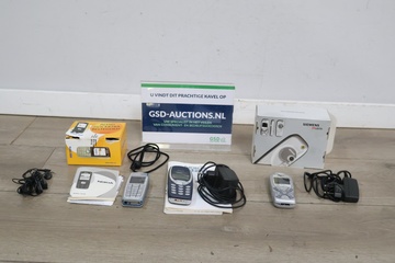 Afbeelding van Set oude mobiele telefoons met accessoires