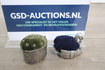 Afbeelding van Twee vintage speldenkussens