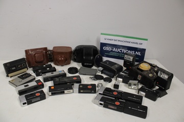 Afbeelding van Collectie vintage Agfamatic camera's met accessoires