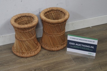 Afbeelding van Set van twee gevlochten houten krukjes