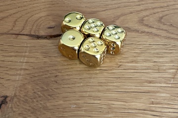 Afbeelding van 5 gouden dobbelstenen