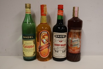 Afbeelding van Set van vier likeurflessen - Met oa Grappa en Kruskovac