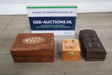 Afbeelding van Set van drie versierde houten doosjes