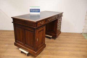 Afbeelding van Antiek bureau met leren blad