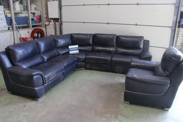 Afbeelding van Hoekbank met fauteuil van donker leer