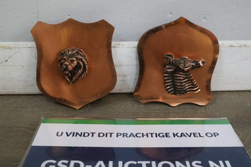 Afbeelding van Twee wandplaten met dierenkoppen van koperkleurig metaal