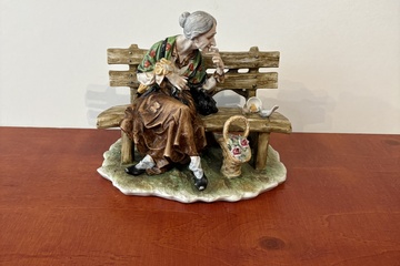 Afbeelding van Capodimonte Beeld va een oude vrouw die vogels voert