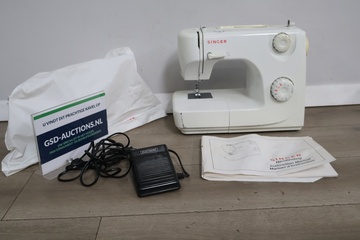 Afbeelding van Singer Naaimachine met voetpedaal en handleiding