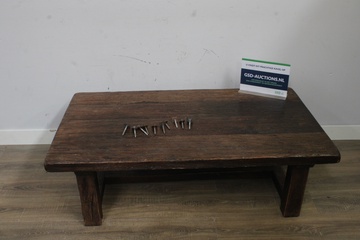 Afbeelding van Robuuste lage houten tafel
