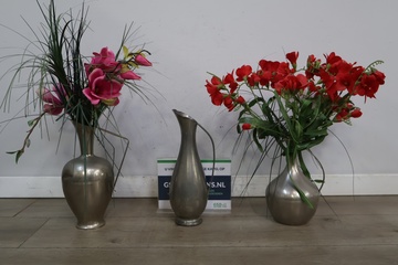 Afbeelding van Set van 3 metalen vazen met kunstbloemen