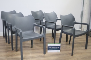 Afbeelding van Zes grijze kunststof stoelen met armleuningen