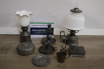 Afbeelding van 7 Stuks Antiek Tin met 2 Tinnen Olielampen