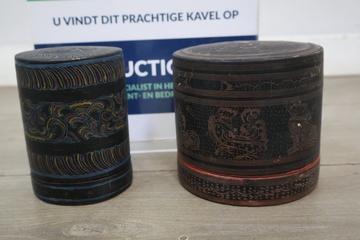 Afbeelding van Twee handbewerkte ronde lakdoosjes